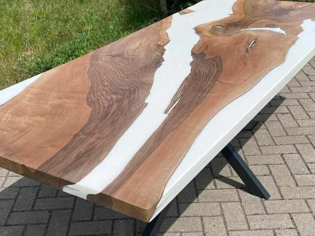 ART; Amsterdam notenhout epoxy tafel, hout epoxy tafel productie, epoxy tafel prijzen, houten epoxy tafel kopen